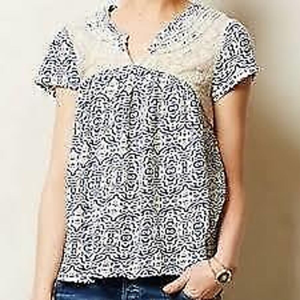 ANTHROPOLOGIE AKEMI + KIN sz XS Lacekeep blue white lace top EUC